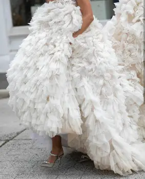 Ir 2021. Strapless Līnijas, Kāzu Kleitas Mežģīnes Appliqued Daudzpakāpju Ruffles Slaucīt Vilcienu Kāzu Kleitas Elegants Boho vestido de novia